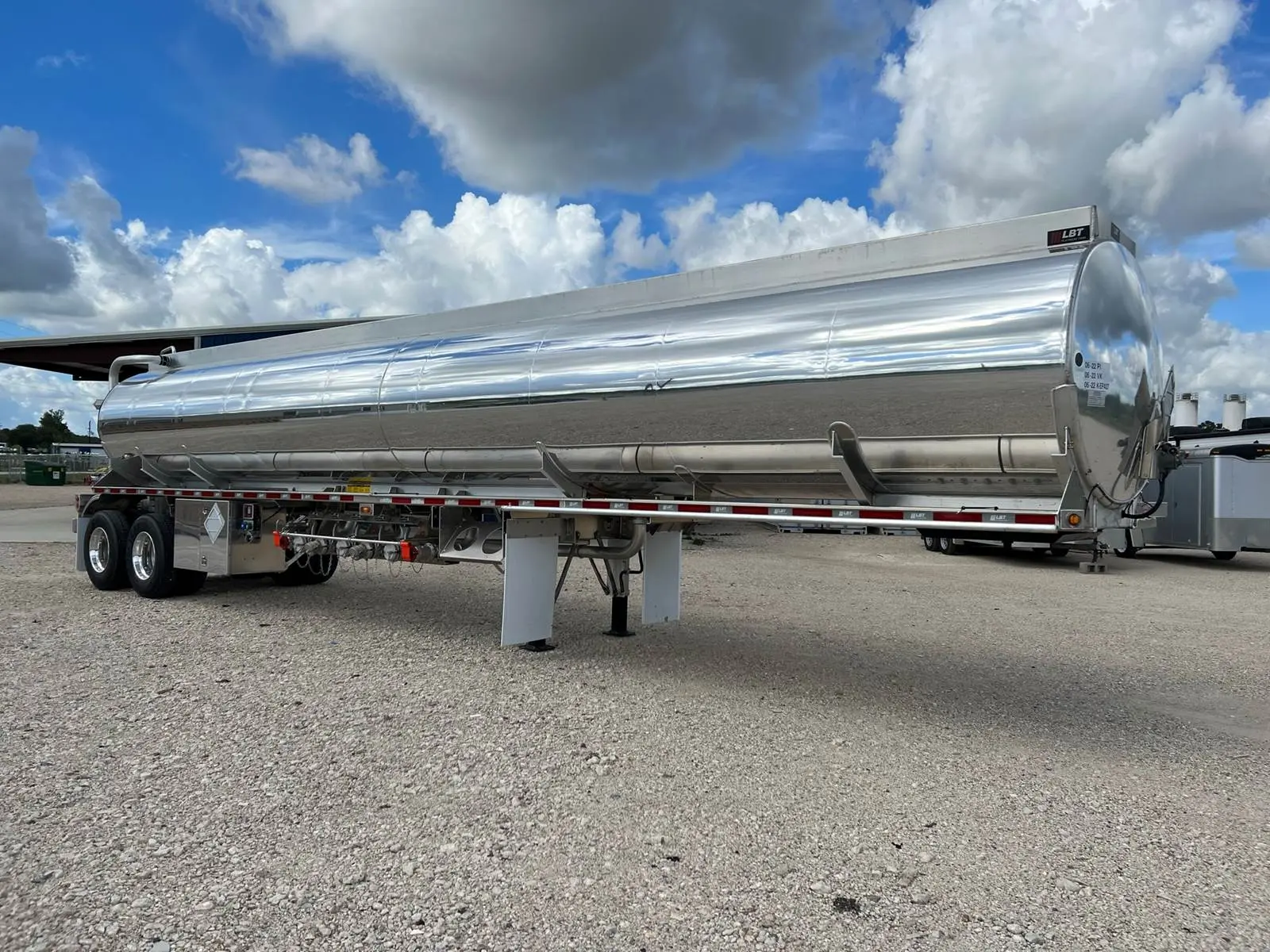 Image of straight bottom fuel tank trailer